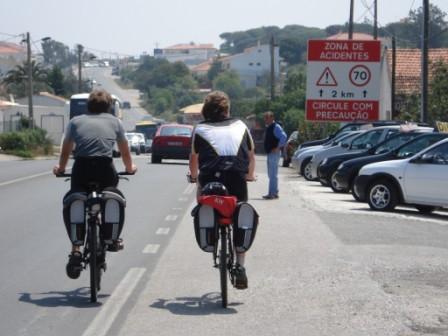 Hans en Michael op een stukje weg met druk verkeer. Al bij al is het in Portugal meestal heel rustig en veilig fietsen.